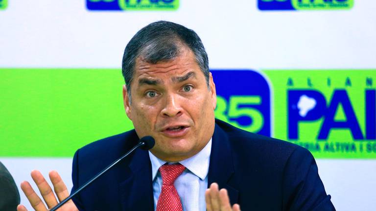 Fiscalía de Ecuador recibe testimonio en caso de soborno que salpica a Correa