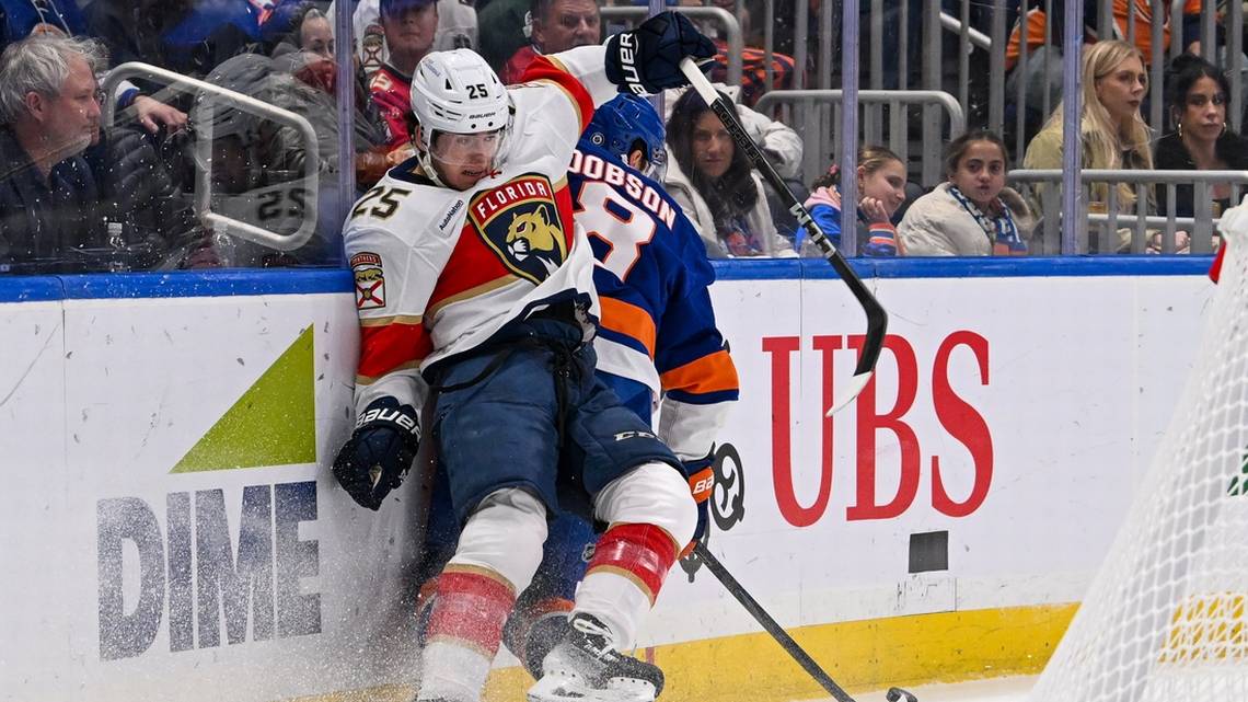 Panthers score six unanswered goals on the road to overwhelm Islanders