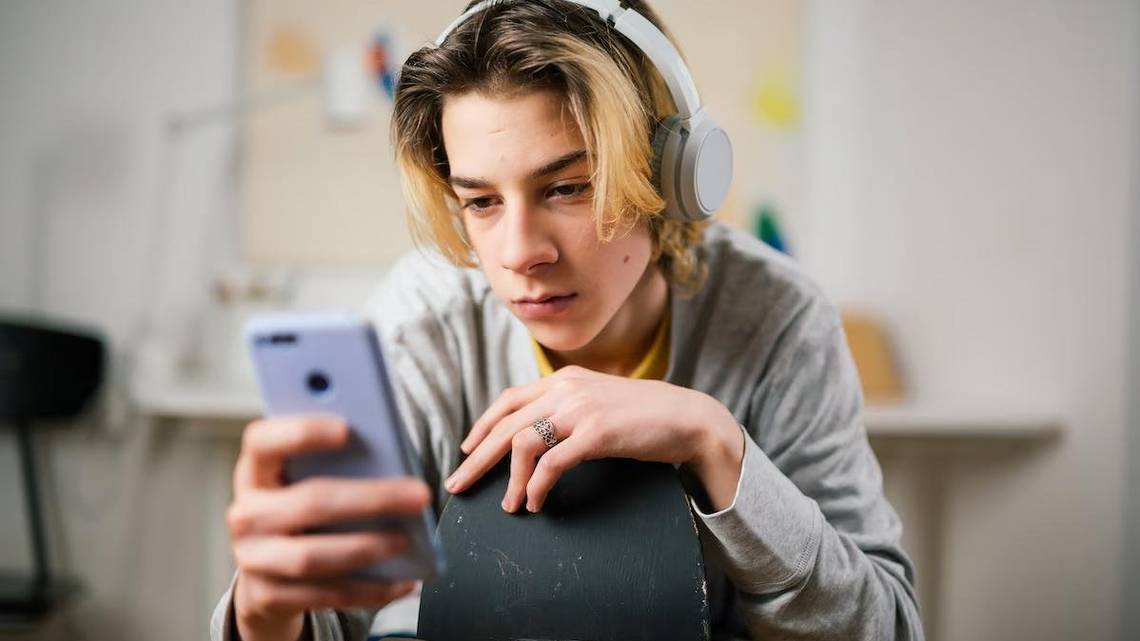 Psychologist group issues guidance for parents on teen online video use